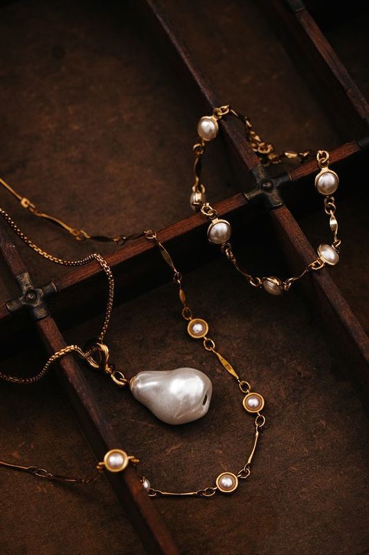 31469 Statement Pearl Mid-Lenght Necklace